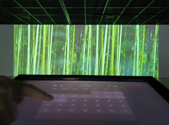 금민정 작가의 인터랙티브 아트 작품인 '바람과 비, 그리고 그날의 기억'은 제주도 갯깍 주상절리 주변과 담양 소쇄원이라는 주요 공간의 풍경을 이용하여 특정 날짜를 입력하면 당시 그 장소의 기후와 온도 등 날씨 변화를 전시실에 설치된 영상 이미지에 반응시킨다. 작품 속엔 기상청의 실시간 기후 빅데이터가 활용됐다.        @출처: 금민정 작가 인스타그램